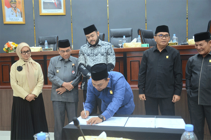 Pemko bersama DPRD Padang sepakati perubahan KUA-PPAS APBD 2025. Ketua DPRD Muharlion menandatangani dokumen.