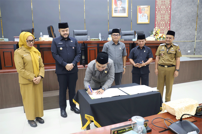 Dewan Perwakilan Rakyat Daerah (DPRD) Kota Padang, Senin (30/6/2025) adakan dua rapat paripurna. Rapat paripurna di gedung dewan, komplek perkantoran Aie Pacah
