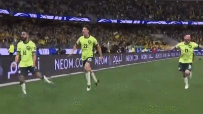Pemain Australia selebrasi usai cetak gol.