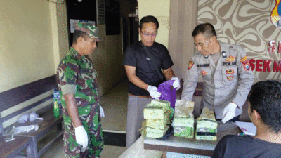 Penyerahan barang bukti ke polisi.