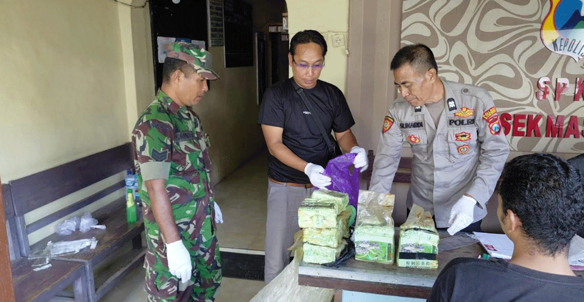 Penyerahan barang bukti ke polisi.