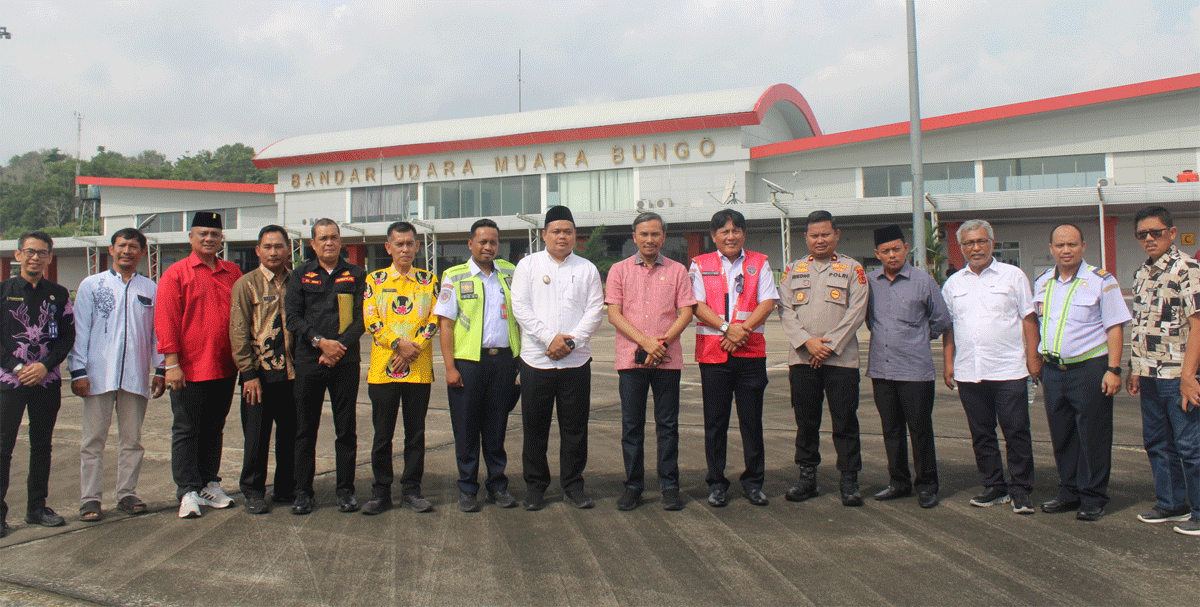 Wakil Bupati Bungo, Tri Wahyu Hidayat mendampingi kunjungan kerja anggota DPR-RI Komisi V, Edi Purwanto di Bungo, Kamis (12/6/2025).