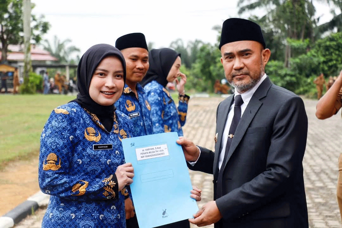 Penyerahan surat keputusan (SK) calon pegawai negeri sipil (CPNS) Formasi 2024 secara simbolis oleh Bupati Dedy Putra. (Kominfo)