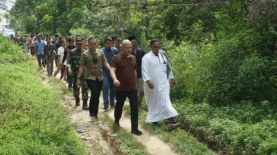 Bupati Bungo, Dedy Putra tinjau jalan rusak di Telentam. (Ary/Kominfo)