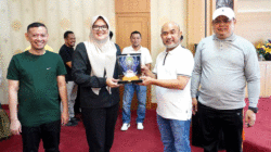 Penyerahan cendera mata oleh Bupati Dedy Putra kepada Bupati Tanjabtim, Hj. Dillah Hikmah Sari.