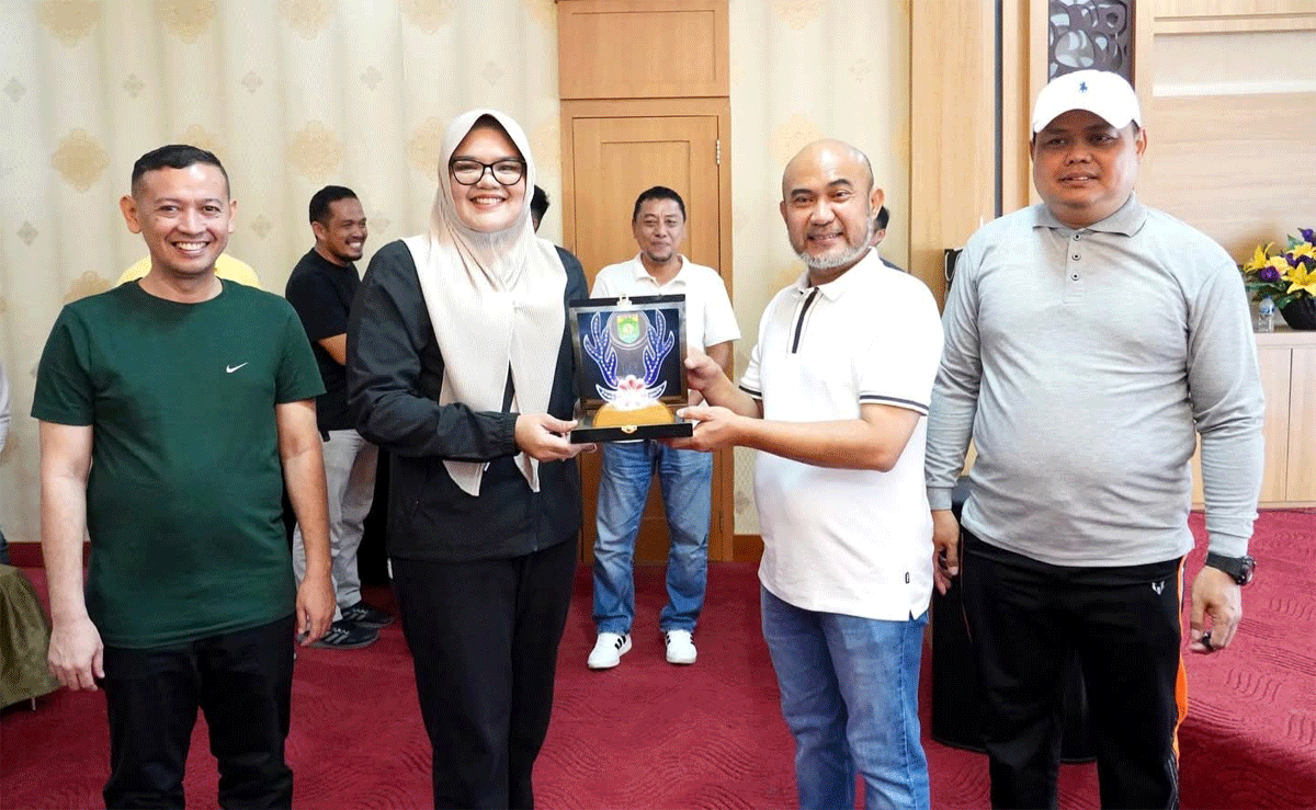 Penyerahan cendera mata oleh Bupati Dedy Putra kepada Bupati Tanjabtim, Hj. Dillah Hikmah Sari.