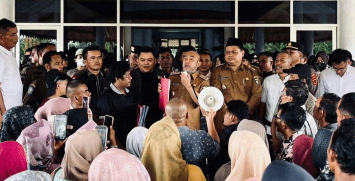 Bupati Dedy Putra temui warga Dusun Pedukun, Kecamatan Tanah Tumbuh, yang menggelar aksi di halaman kantor bupati Bungo, Senin (16/6/2025).