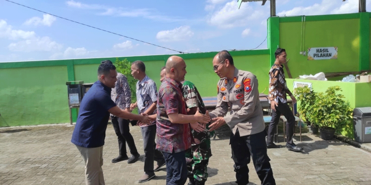Bupati Bungo, Dedy Putra terkesan dengan pengelolaan sampah di Tempat Pengolahan Sampah (TPS) 3R Desa Sumbersari, Kecamatan Saradan, Kabupaten Madiun.