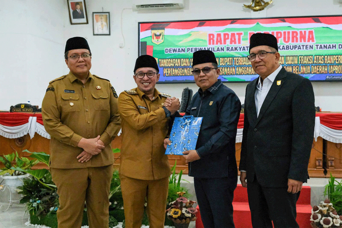 Bupati Eka Putra serahkan nota jawaban ke pimpinan DPRD Tanah Datar. (Prokopim)