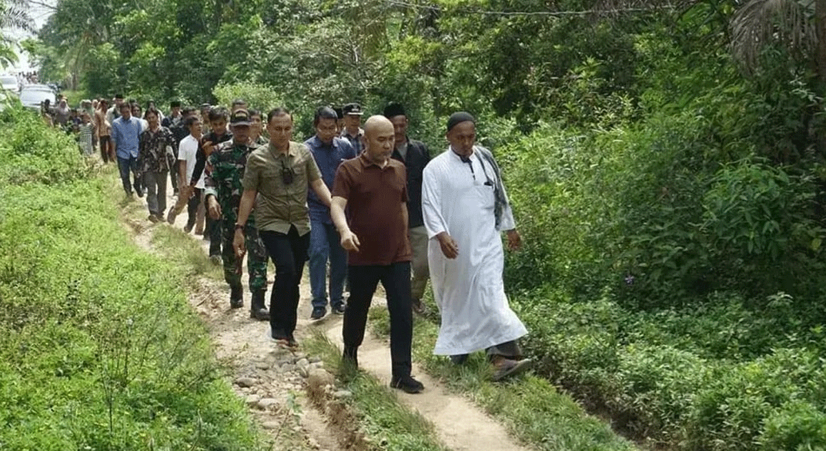 Bupati Bungo, Dedy Putra tinjau jalan rusak di Telentam. (Ary/Kominfo)