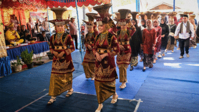 Ribuan warga menyaksikan perhelatan budaya yang dikemas dalam program unggulan daerah Satu Nagari Satu Event (SNSE) Festival Langgam Nagari Tanjung Alam, Kecamatan Tanjung Baru, Sabtu (28/6/2025).
