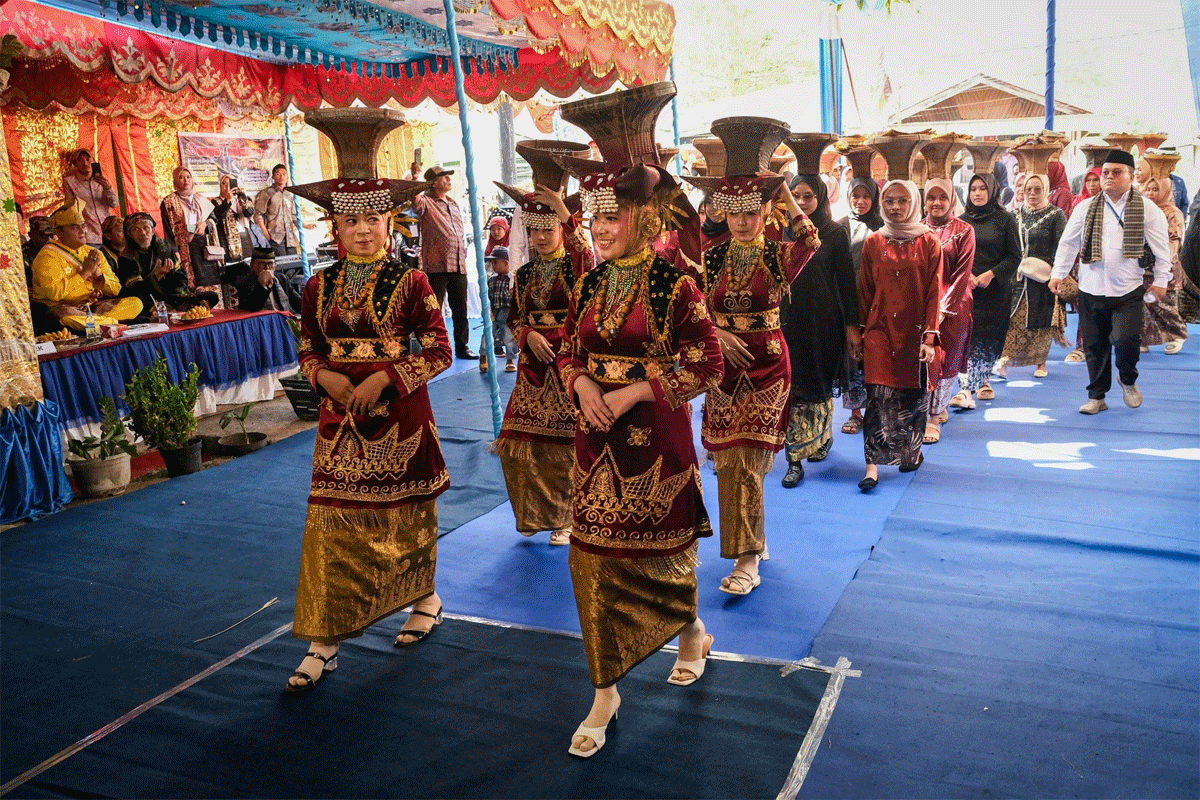 Ribuan warga menyaksikan perhelatan budaya yang dikemas dalam program unggulan daerah Satu Nagari Satu Event (SNSE) Festival Langgam Nagari Tanjung Alam, Kecamatan Tanjung Baru, Sabtu (28/6/2025).