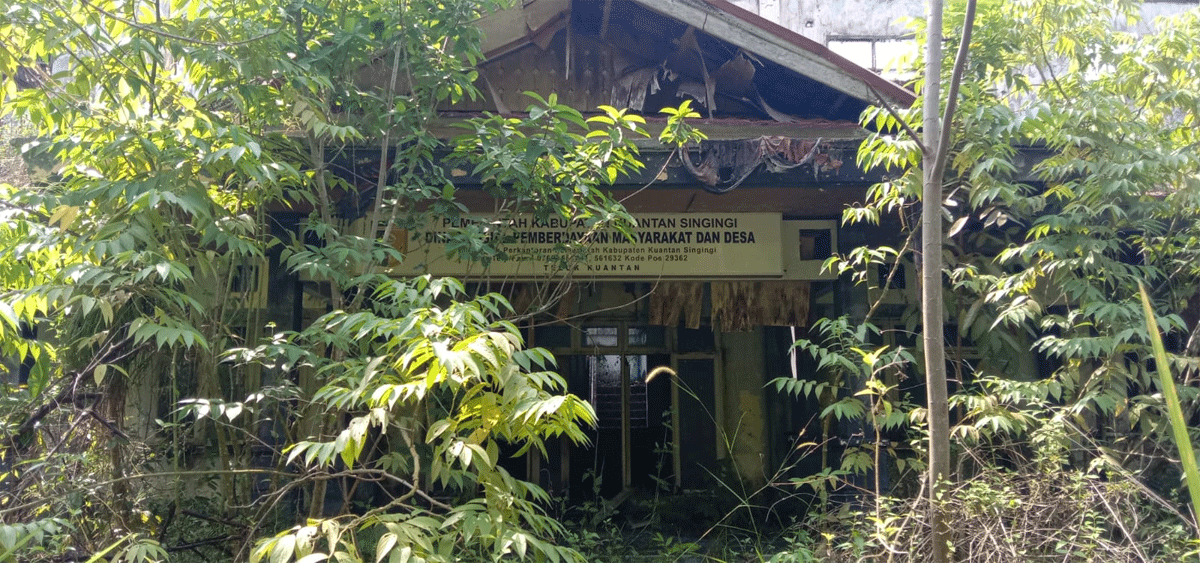 Gedung milik Pemkab Kuansing yang dibiarkan terbengkalai dan tak terurus.