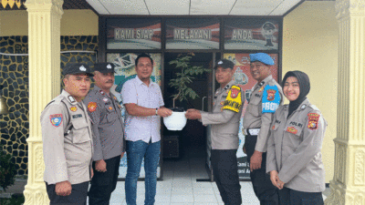 Penyerahan bibit tanaman.