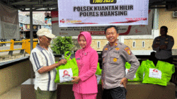 Meriahkan HUT Bhayangkara, Polsek Kuantan Hilir Bagikan Sembako ke Warga