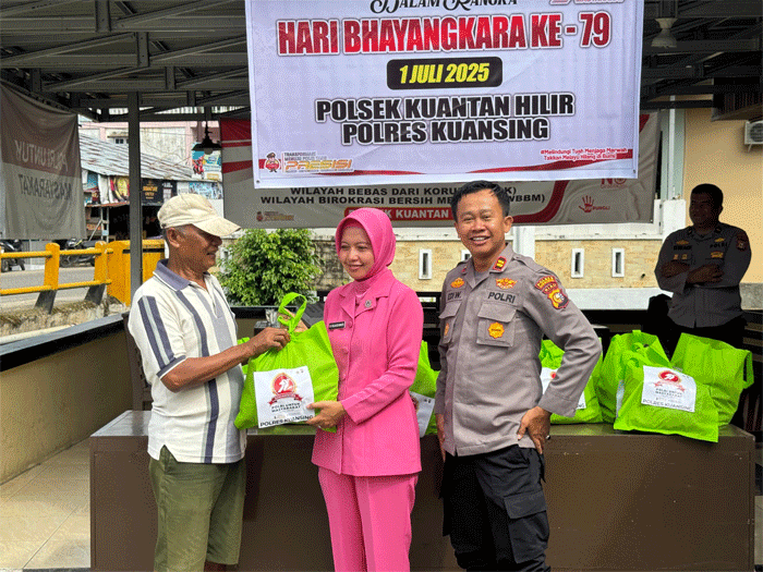 Meriahkan HUT Bhayangkara, Polsek Kuantan Hilir Bagikan Sembako ke Warga