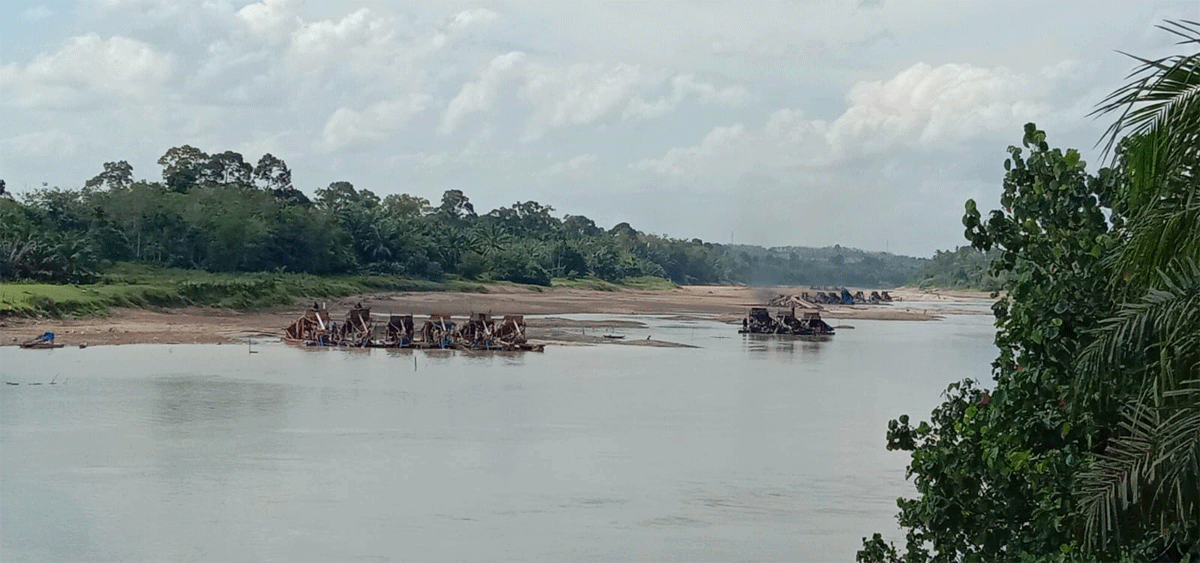 Tambang ilegal makin marak yang ditandai dengan banyaknya dompeng di aliran Sungai Kuantan.