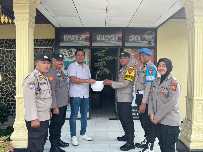Penyerahan bibit tanaman.
