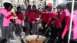 Pecahkan Rekor MURI, Bhayangkari Cabang Pasaman Ikut Marandang Massal di Mapolda Sumatera Barat