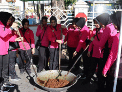 Pecahkan Rekor MURI, Bhayangkari Cabang Pasaman Ikut Marandang Massal di Mapolda Sumatera Barat 5 Pecahkan Rekor MURI, Bhayangkari Cabang Pasaman Ikut Marandang Massal di Mapolda Sumatera Barat