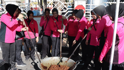 Anggota Bhayangkari Pasaman memasak rendang.