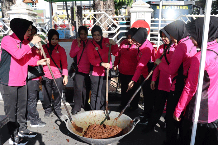 Anggota Bhayangkari Pasaman memasak rendang.