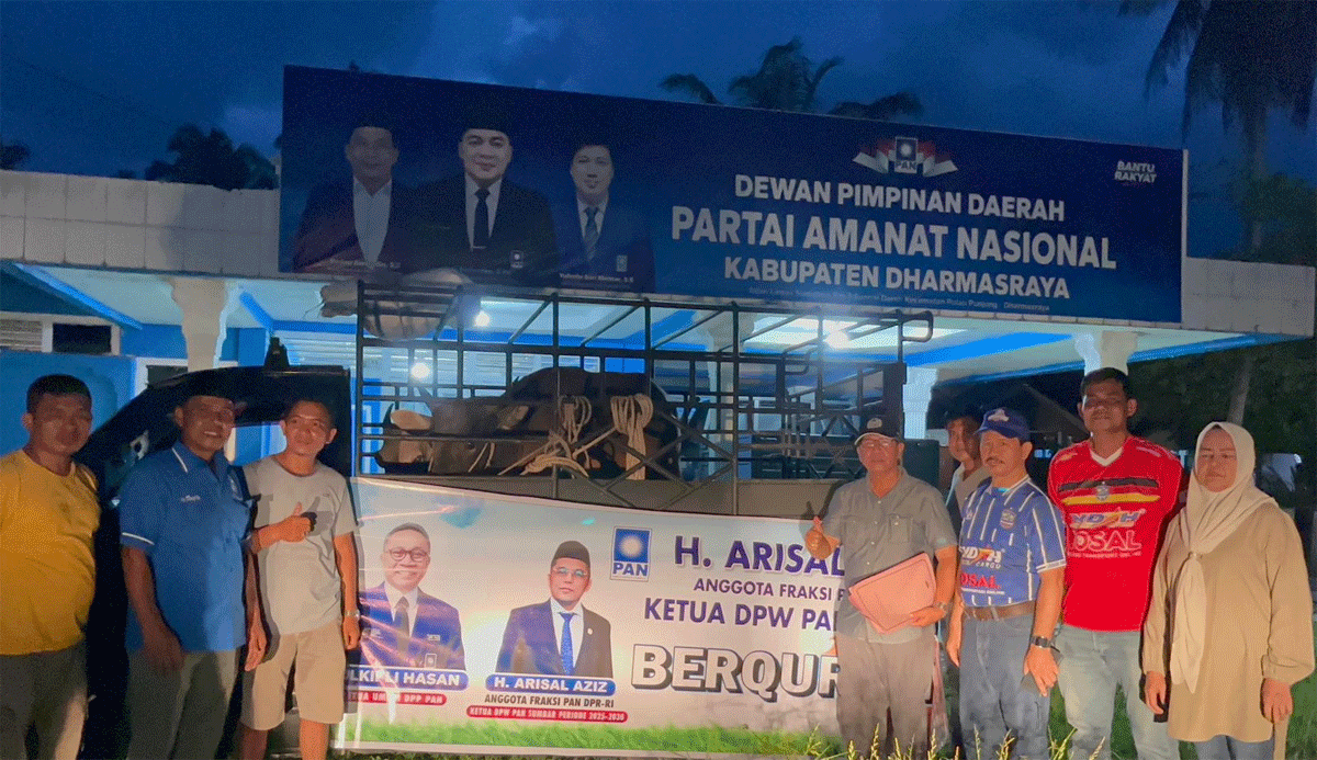 Penyerahan sapi kurban.