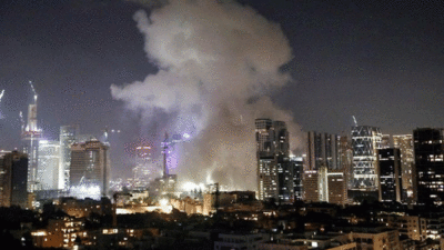 Asap membubung di Tel Aviv setelah Iran melancakan serangan.