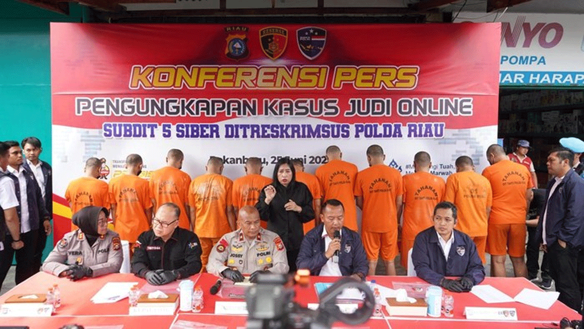 Polda Riau membongkar judi online Higgs Domino yang beromzet Rp 3,6 miliar pada dua tempat di Pekanbaru. (Polda Riau)