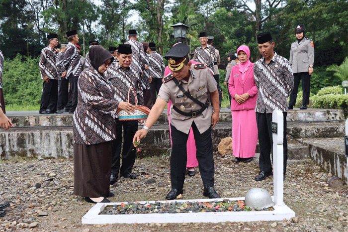 Polres Pasaman melaksanakan upacara ziarah rombongan dalam rangka memperingati Hari Bhayangkara ke-79 di Taman Makam Pahlawan (TMP) Suhada Bhakti Lubuk Sikaping, Kabupaten Pasaman, Rabu (25/6/2025).