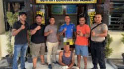 Petugas bersama terduga pelaku pencurian.