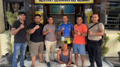 Petugas bersama terduga pelaku pencurian.