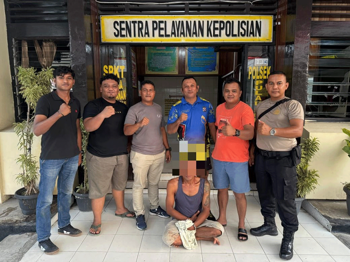 Petugas bersama terduga pelaku pencurian.