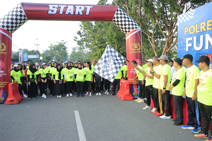 Peserta lomba lari dilepas secara resmi.