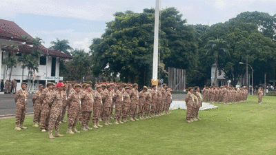 Peserta retret kepala daerah ikut upacara.