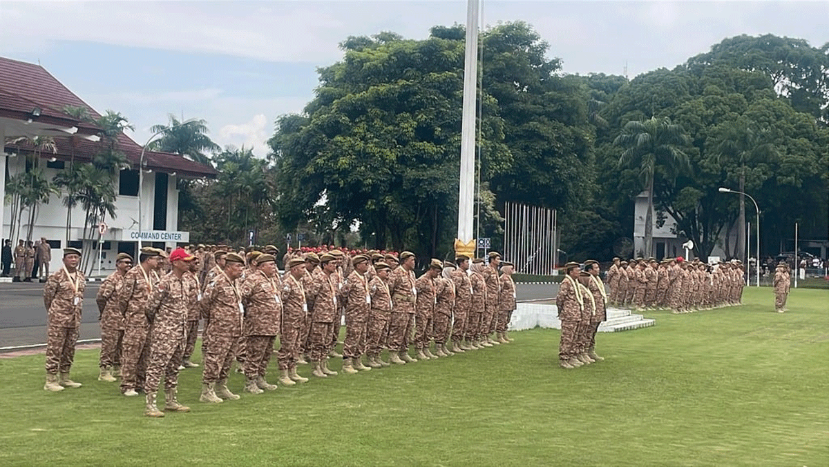 Peserta retret kepala daerah ikut upacara.