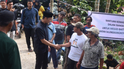 Wali Kota Sawahlunto, Riyanda Putra, Sabtu (7/6/2025) saksikan pemotongan hewan kurban di Dusun Talang Tuluih, Desa Silungkang Duo, Kecamatan Silungkang.