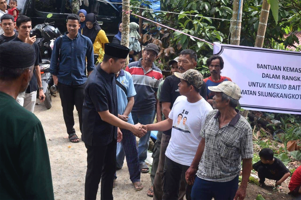 Wali Kota Sawahlunto, Riyanda Putra, Sabtu (7/6/2025) saksikan pemotongan hewan kurban di Dusun Talang Tuluih, Desa Silungkang Duo, Kecamatan Silungkang.