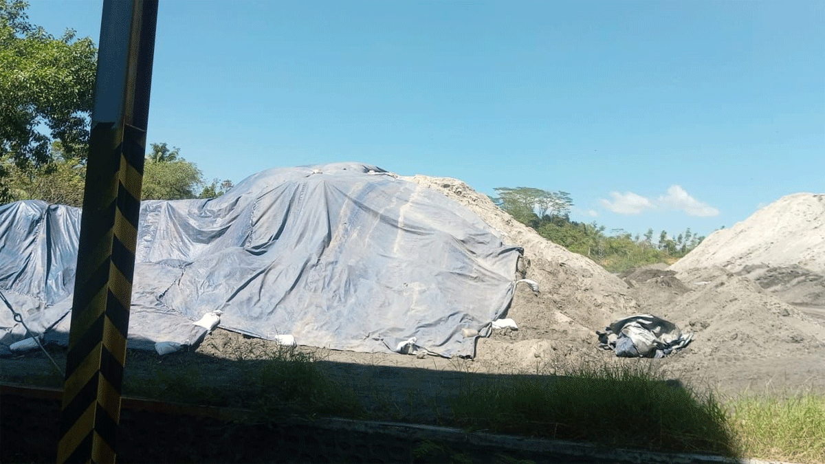 Limbah di belakang PLTU Ombilin.