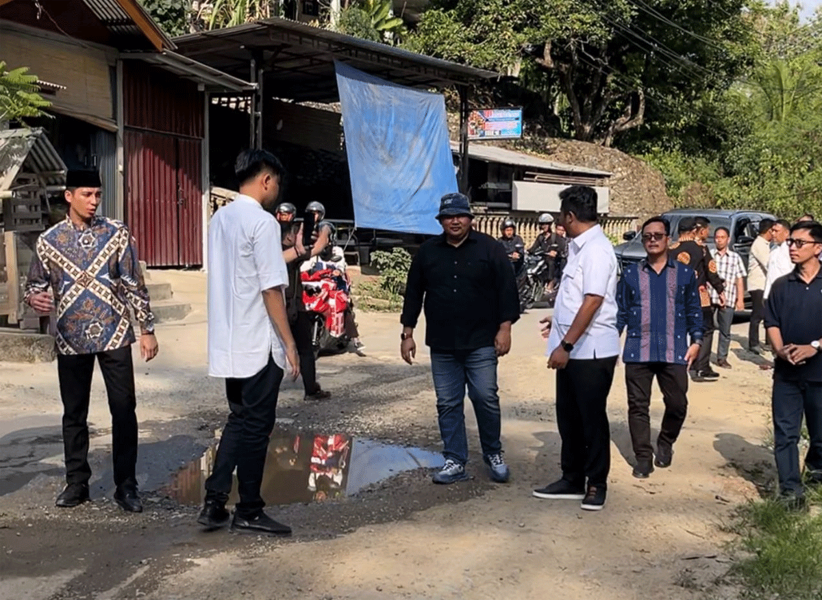 Wagub Sumbar tinjau jalan rusak di Sawahlunto. (Biro Adpim)