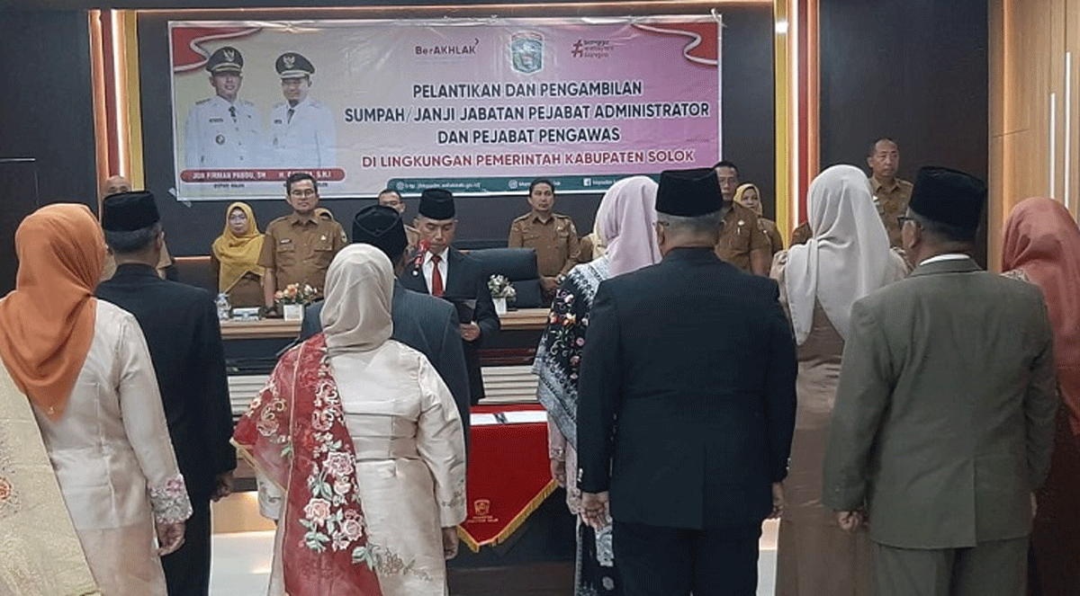 Sekretaris Daerah Kabupaten Solok Medison atas nama bupati lantik dan mengambil sumpah jabatan 18 pejabat eselon III (administrator) dan pejabat eselon IV (pengawas), Selasa (3/6/2024) di Arosuka