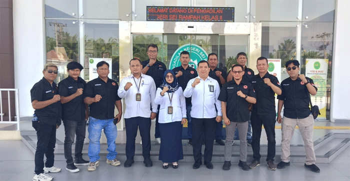 Foto bersama setelah peremuan.