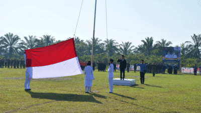 Wakil Bupati Agam, Muhammad Iqbal bertindak sebagai inspektur upacara dalam peringatan 177 tahun Perang Manggopoh yang digelar di lapangan GOR Buya Hamka, Nagari Manggopoh, Kecamatan Lubuk Basung, Minggu (15/6/2025).