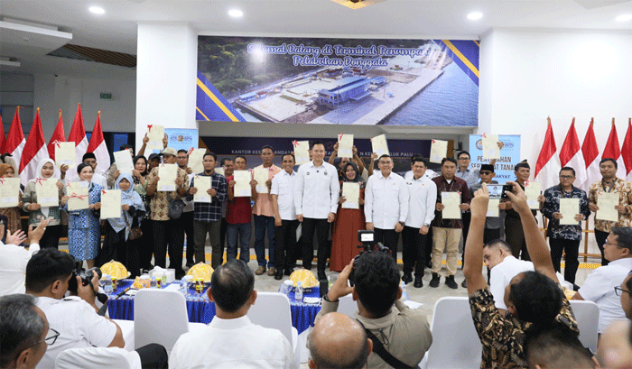Menteri Koordinator Bidang Infrastruktur dan Pembangunan Kewilayahan (Menko IPK), Agus Harimurti Yudhoyono (AHY), bersama Wakil Menteri Agraria dan Tata Ruang/Wakil Kepala Badan Pertanahan Nasional (Wamen ATR/Waka BPN), Ossy Dermawan menyerahkan 160 sertipikat tanah kepada pemerintah daerah (Pemda) dan masyarakat Sulawesi Tengah (Sulteng), Rabu (9/7/2025).