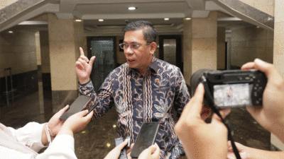 Kepala Biro Hubungan Masyarakat (Humas) dan Protokol, Harison Mocodompis berikan keterangan pers.