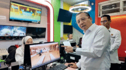 Staf Ahli Bidang Teknologi Informasi Kementerian Agraria dan Tata Ruang/Badan Pertanahan Nasional (ATR/BPN), Dwi Budi Martono tinjau salah satu inovasi dalam pelayanan pertanahan, berupa Kantor Pertanahan Virtual
