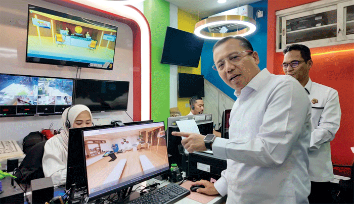 Staf Ahli Bidang Teknologi Informasi Kementerian Agraria dan Tata Ruang/Badan Pertanahan Nasional (ATR/BPN), Dwi Budi Martono tinjau salah satu inovasi dalam pelayanan pertanahan, berupa Kantor Pertanahan Virtual