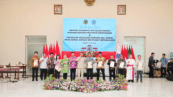 Fpto bersama usai penyerahan sertipikat tanah.