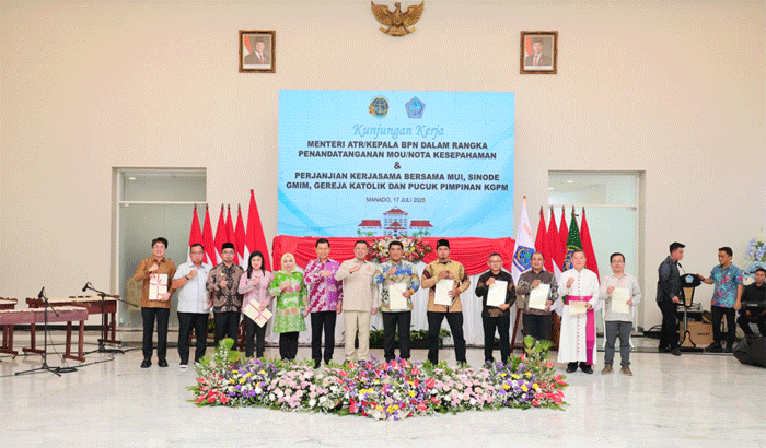 Fpto bersama usai penyerahan sertipikat tanah.