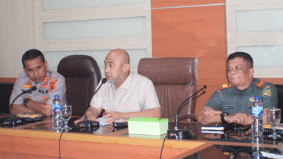 Bupati Dedy Putra pimpin rapat persiapan penghentian aktivitas penambangan tanpa izin emas, Selasa (8/7/2025).